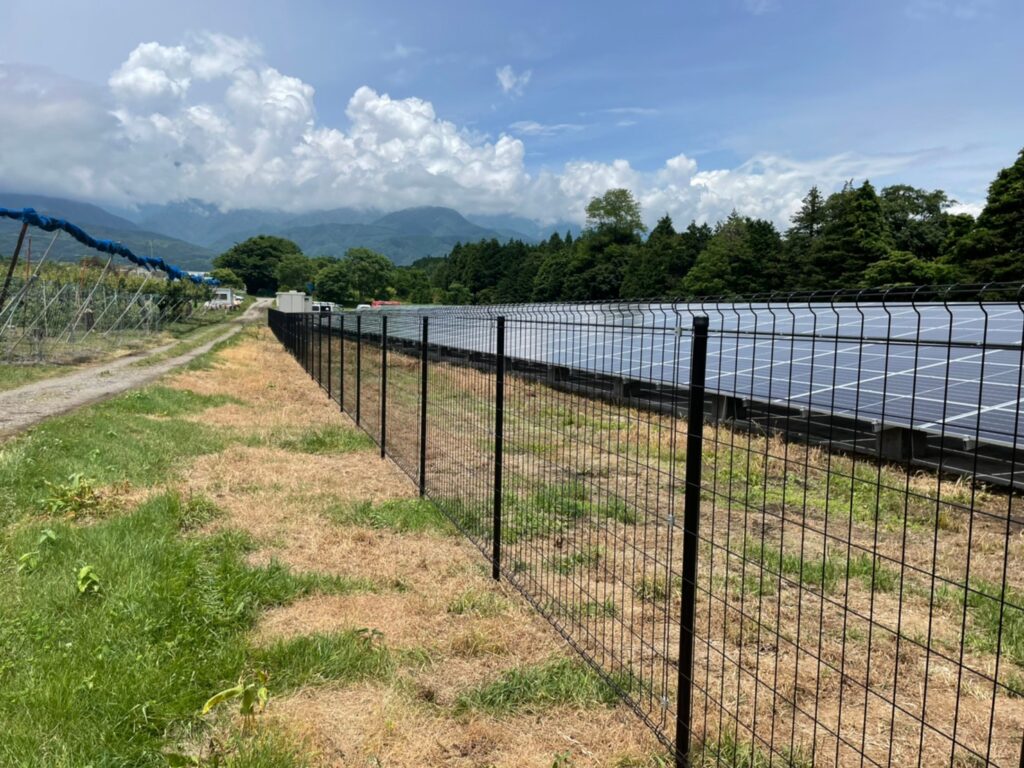 長野県　太陽光フェンス工事の施工画像